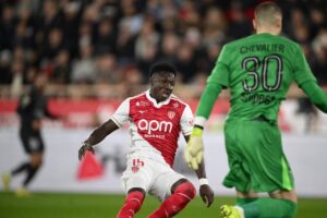 L'analyse de l'arbitre VAR après la faute de Lamine Camara sur Lucas Chevalier lors de Monaco-PSG : « L'impact il est bas, il y a une petite torsion » – L'Équipe