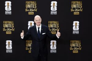 Gianni Infantino annonce l&rsquo;introduction de la « loi Wenger » sur le hors-jeu