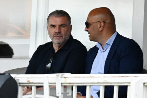 Ange Postecoglou exprime des critiques envers la direction de Tottenham