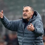 « Je ne sais même plus pourquoi je suis en Serie A » : Sarri craque après son expulsion face au Milan AC et livre un aveu bouleversant sur sa saison la plus éprouvante à la Lazio
