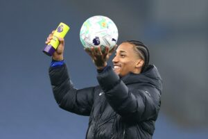 Liam Rosenio félicite João Pedro après son triplé avec Chelsea