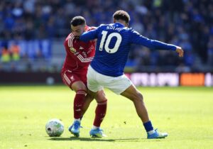 Liverpool arrache la victoire dans le derby, Aston Villa se rapproche de la C1